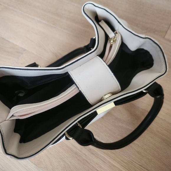 MERONA | Classic black, tan and gold colored handbag - Picture 3 of 6